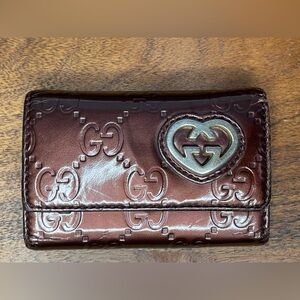 GUCCI Embossed Bronze Patent Key Case w/GG Heart Charm (257217.0416)